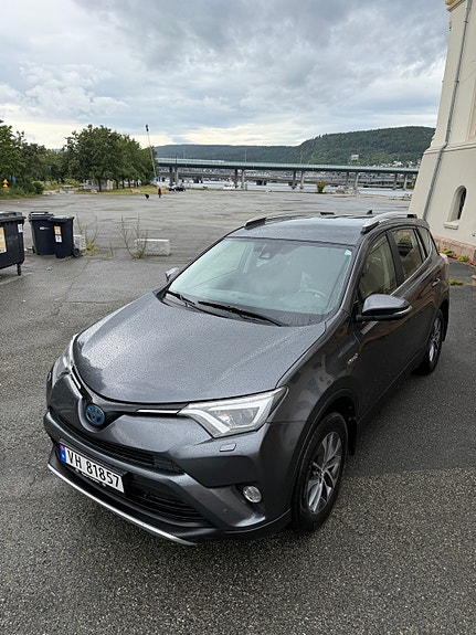 Toyota RAV4 2 of 24