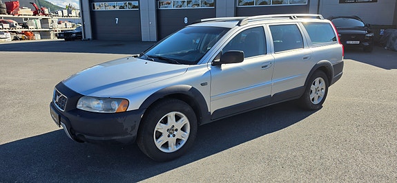 Volvo XC70 2 of 18