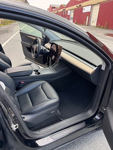 Tesla Model Y 11 of 20