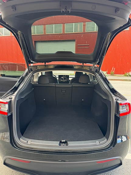 Tesla Model Y 18 of 20