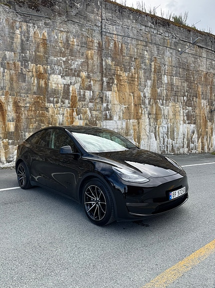 Tesla Model Y 9 of 20