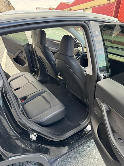 Tesla Model Y 17 of 20