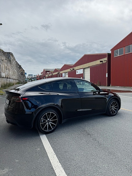 Tesla Model Y 7 of 20