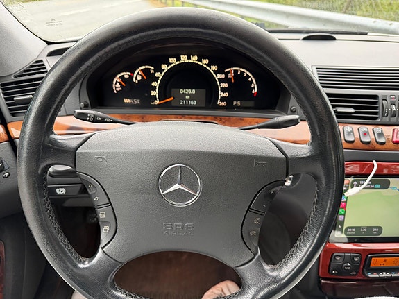 Mercedes-Benz S320 8 of 11