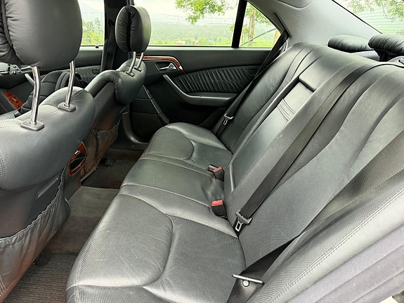 Mercedes-Benz S320 6 of 11