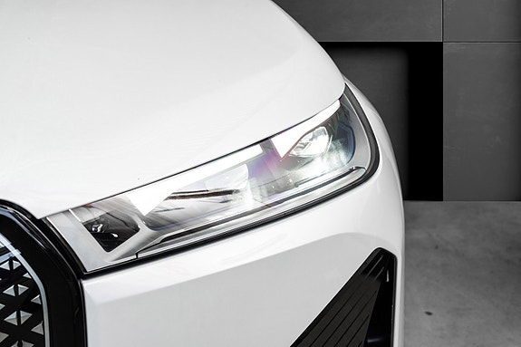 BMW iX 8 of 30