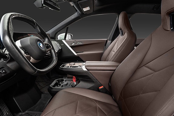 BMW iX 10 of 30