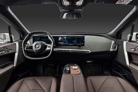 BMW iX 14 of 30