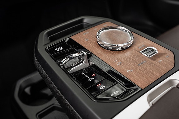 BMW iX 20 of 30