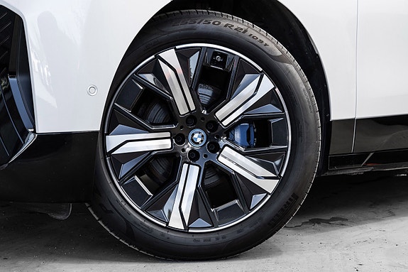 BMW iX 9 of 30
