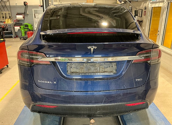 Tesla Model X 4 of 9