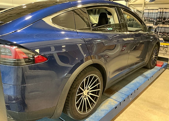 Tesla Model X 6 of 9