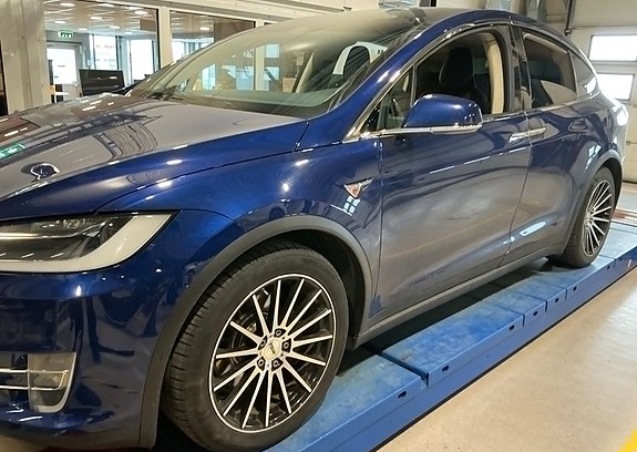 Tesla Model X 2 of 9