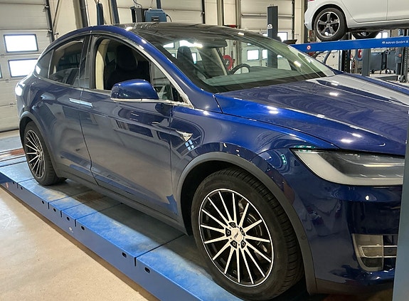 Tesla Model X 3 of 9