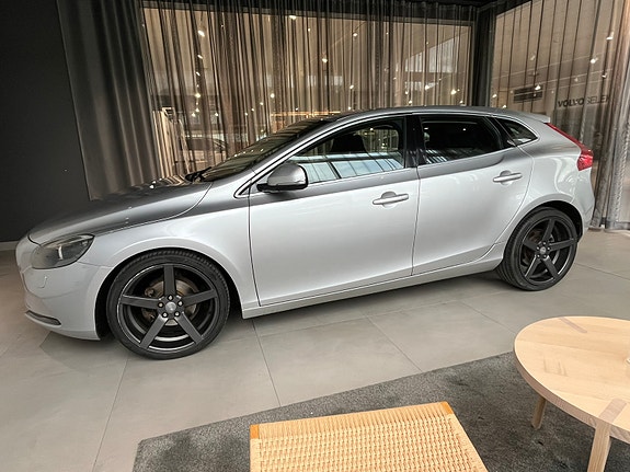 Volvo V40 2 of 20