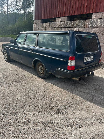 Volvo 240 3 of 11