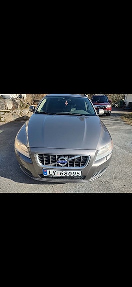 Volvo V70 2 of 7