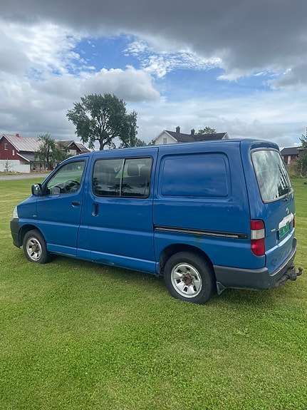 Toyota HiAce 4 of 30