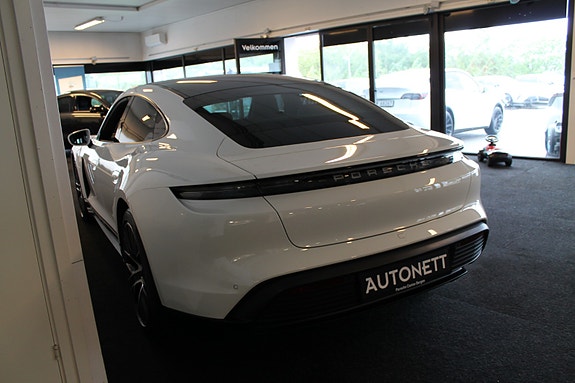 Porsche Taycan 9 of 30