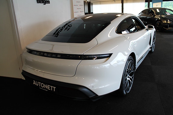 Porsche Taycan 14 of 30