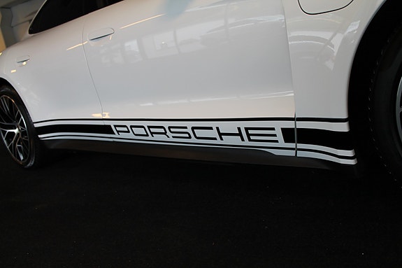 Porsche Taycan 18 of 30