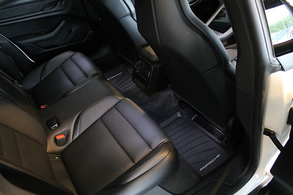 Porsche Taycan 26 of 30