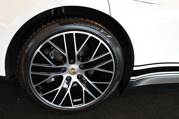 Porsche Taycan 16 of 30