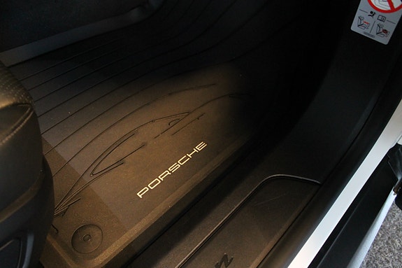 Porsche Taycan 28 of 30