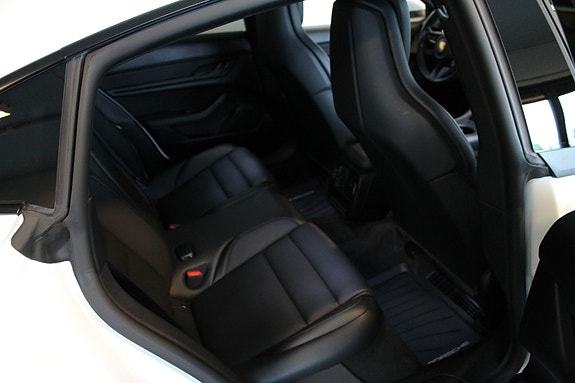 Porsche Taycan 24 of 30