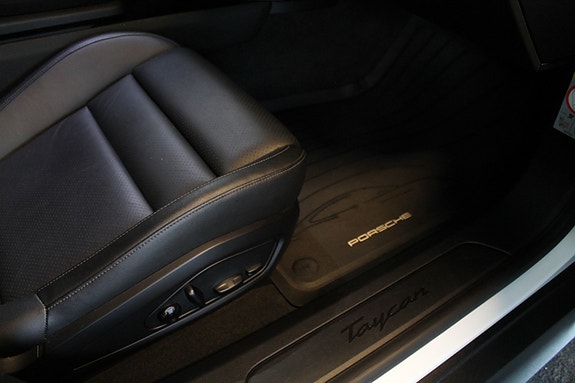 Porsche Taycan 27 of 30