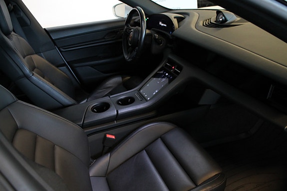 Porsche Taycan 23 of 30
