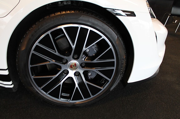 Porsche Taycan 17 of 30