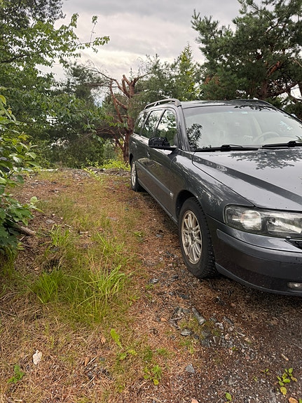 Volvo V70 2 of 5