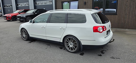 Volkswagen Passat 3 of 24