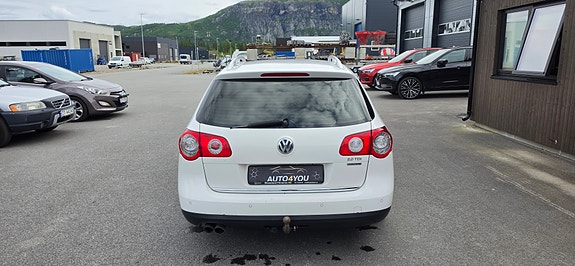 Volkswagen Passat 4 of 24