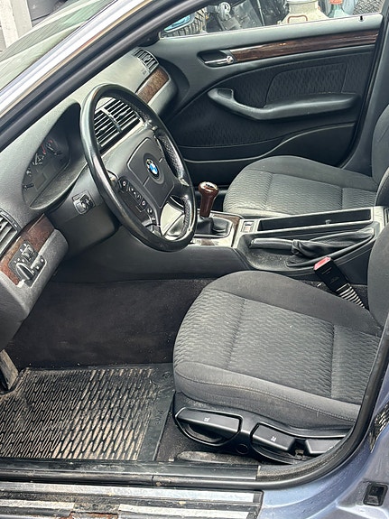 BMW 320i 4 of 5