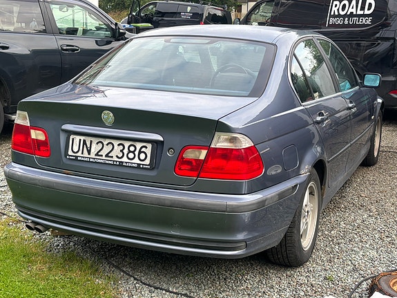 BMW 320i 3 of 5