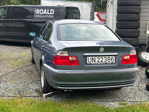 BMW 320i 2 of 5