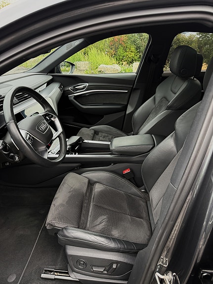 Audi e-tron 8 of 27