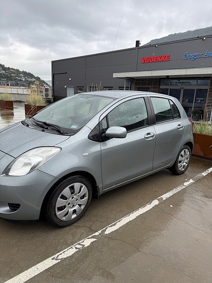 Toyota Yaris 3 of 6