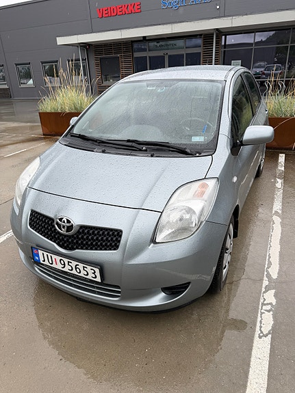 Toyota Yaris 2 of 6