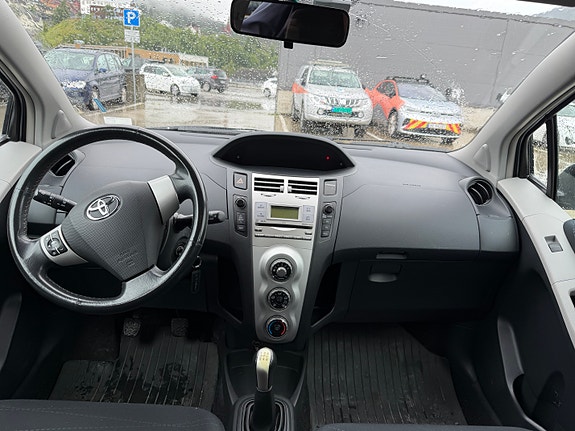 Toyota Yaris 5 of 6