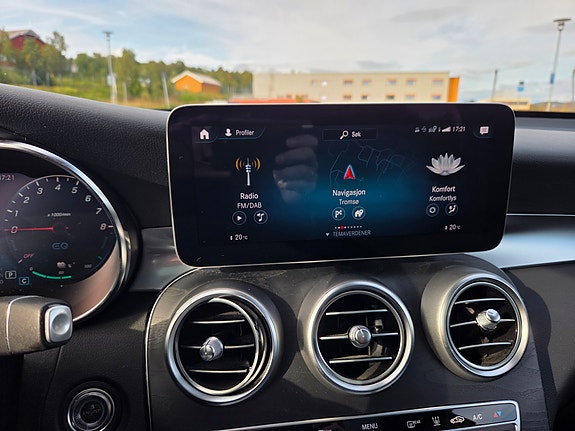 Mercedes-Benz GLC300 e 16 of 23