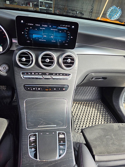 Mercedes-Benz GLC300 e 12 of 23