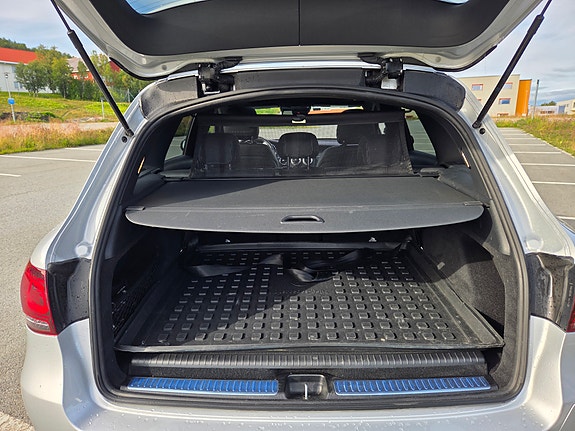 Mercedes-Benz GLC300 e 21 of 23