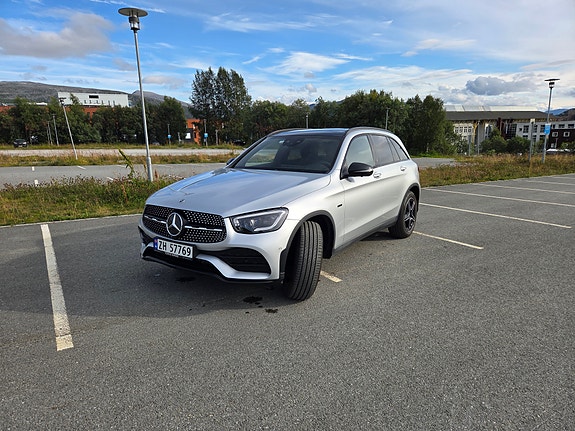 Mercedes-Benz GLC300 e 2 of 23