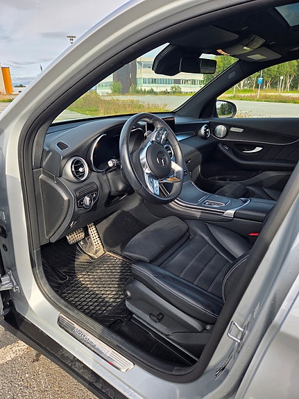 Mercedes-Benz GLC300 e 11 of 23