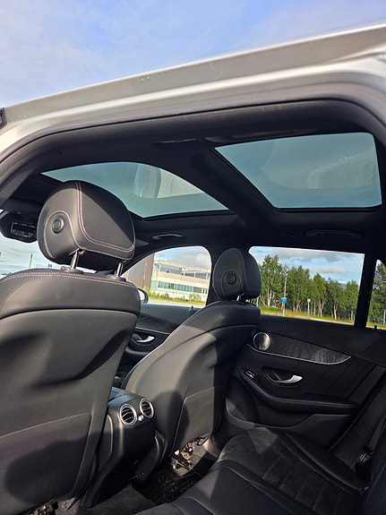 Mercedes-Benz GLC300 e 19 of 23