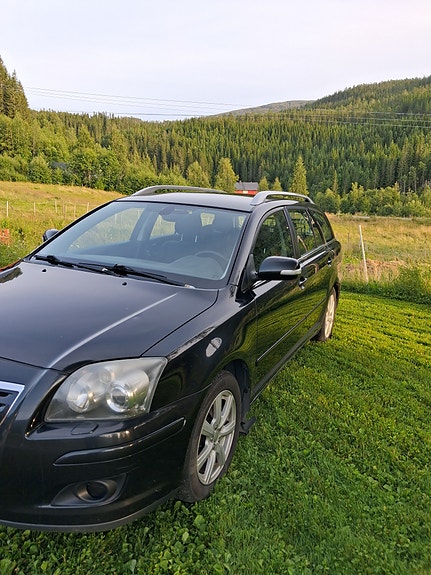 Toyota Avensis 2 of 5