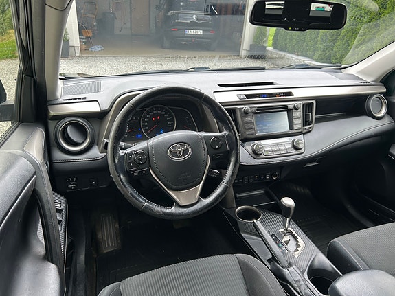 Toyota RAV4 8 of 13
